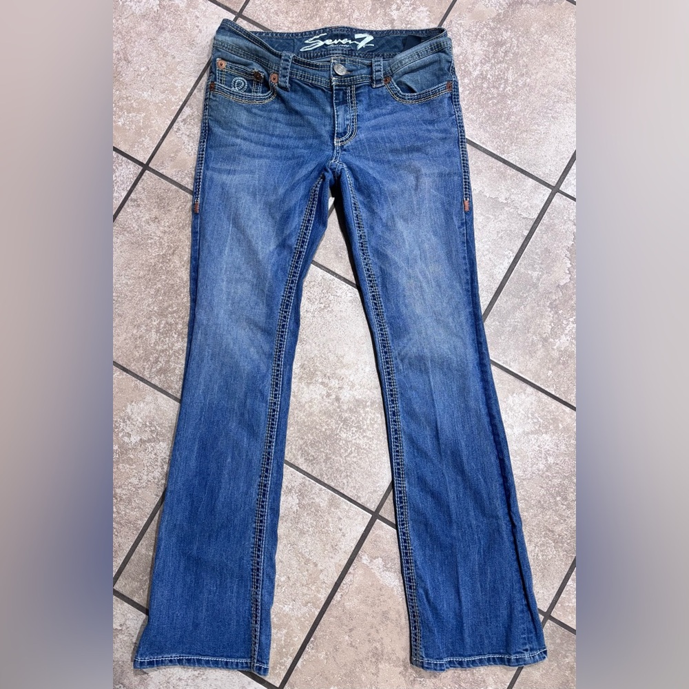 Seven7 Women's Boot Cut Blue Jeans
Size 6
Great Condition